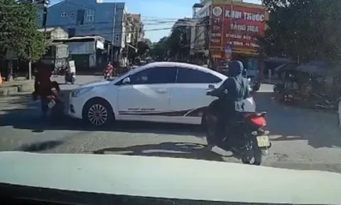 Clip: Tài xế ô tô như say rượu lái xe gây va chạm liên tục với xe máy