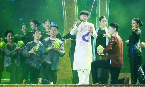 Thấy khán giả dầm mưa xem mình biểu diễn, Hồ Văn Cường có hành động dứt khoát