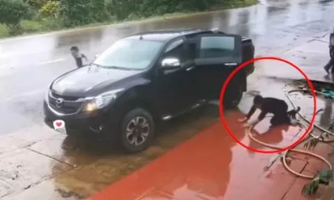 Clip: Cười chảy nước mắt với thanh niên bước xuống ô tô trượt ngã tới 3 lần