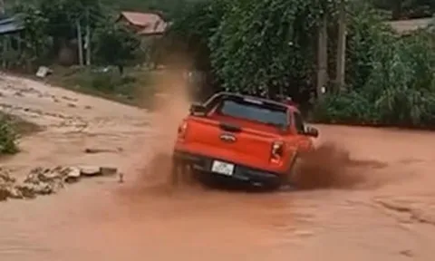 Clip: Ô tô bán tải mắc kẹt khi cố gắng vượt qua dòng nước lũ ở Sơn La