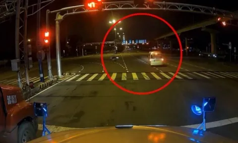 Clip: “Nhanh một giây, chậm cả đời”, tài xế ô tô vượt đèn đỏ đâm bay xe máy