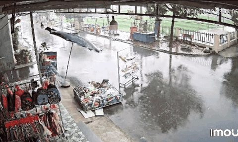 Ngủ trưa dậy thấy hàng hoá bay ra đường, chủ tiệm xem camera mới rõ lý do