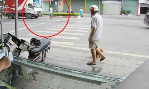 Clip: Thanh niên đập đầu vào ô tô rồi ra giữa đường "ăn vạ"