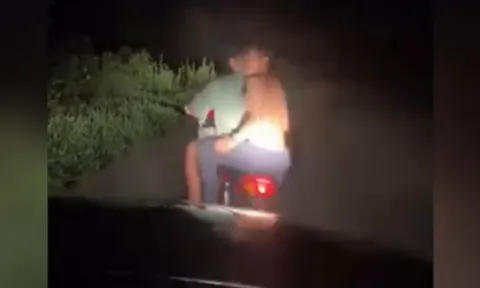 Clip: Thanh niên đi xe máy "hổ báo" đòi ô tô tắt đèn và cái kết phì cười