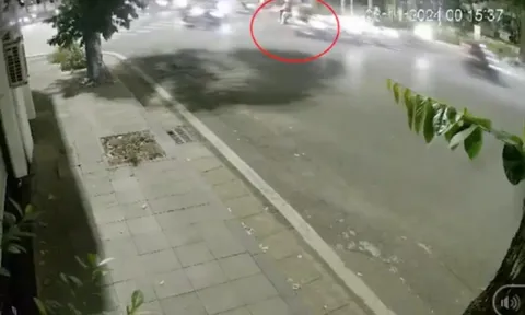 Quái xế phóng xe bạt mạng tông cô gái tử vong, camera hiện trường ghi cảnh đau lòng