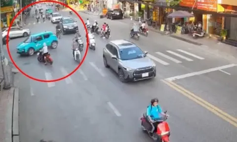 Clip: Thót tim ô tô lùi xe giữa đường cuốn người đi xe máy vào gầm