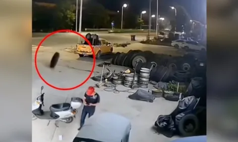Clip: Thanh niên thoát hiểm ngoạn mục khi lốp ô tô từ đâu lao tới