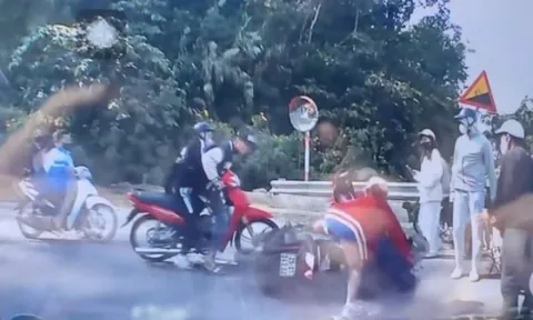 Clip: Mất kiểm soát khi đổ đèo, thanh niên tông trúng xe đôi nam nữ