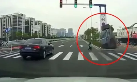 Clip: Tránh người đi bộ sang đường, ô tô đâm dựng đứng vào cột đèn giao thông