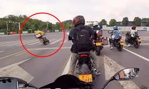 Clip: Shipper hoá tay đua, ôm cua tốc độ cao khiến người xem thót tim