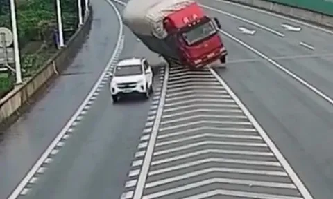 Clip: Ô tô chuyển hướng đột ngột, khiến xe tải lật nhào trên cao tốc