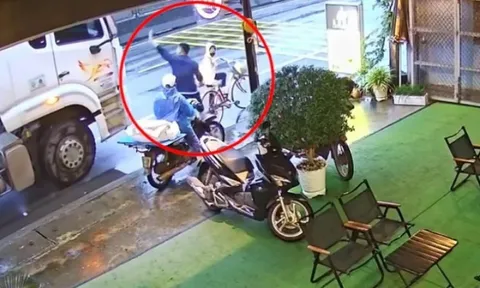 Clip: Người đàn ông phản xạ nhanh cứu học sinh trước đầu xe tải