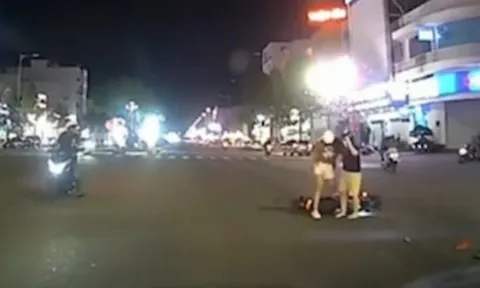 Clip: Chuyển hướng ẩu, hai cô gái đi xe máy bị ô tô hất văng