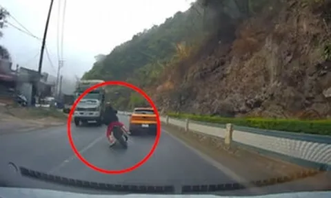 Clip: Pha trượt xe máy hú hồn, thanh niên suýt lao vào gầm ô tô