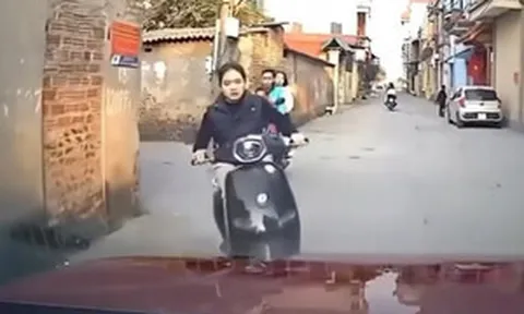Clip: Đi từ trong ngõ ra như "một vị thần" cô gái lao thẳng xe vào đầu ô tô