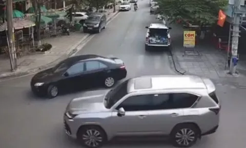 Clip: Tài xế Camry quay xe như chốn không người, Lexus LX600 lĩnh đủ