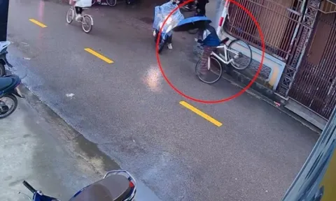 Clip: Cầm ô che mưa, cô gái gặp tai nạn "dở khóc dở cười" khi tránh xe máy