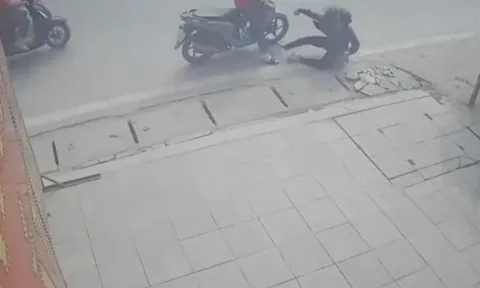Clip: Phẫn nộ thanh niên đi xe máy đâm ngã người phụ nữ rồi thản nhiên rời đi
