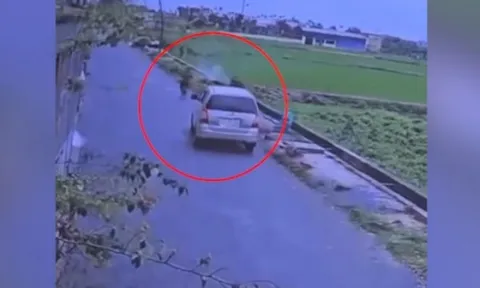 Clip: Cú thoát nạn ngoạn mục của người phụ nữ khi ô tô mất lái lao xuống ruộng