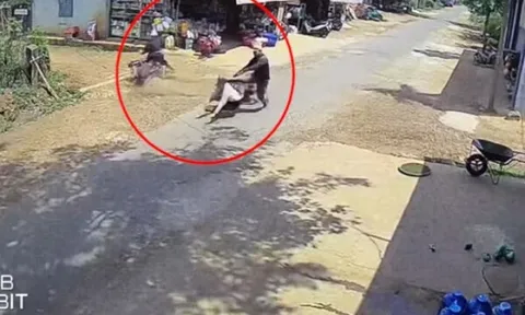 Clip: Thanh niên thoát nạn khó tin sau cú va chạm giữa hai xe máy