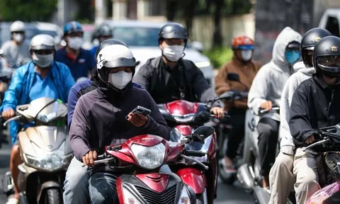 Cục CSGT phản hồi về thông tin dùng điện thoại khi dừng chờ đèn đỏ bị xử phạt