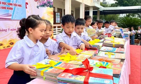 Cấp phát miễn phí sách giáo khoa cho học sinh vùng lũ