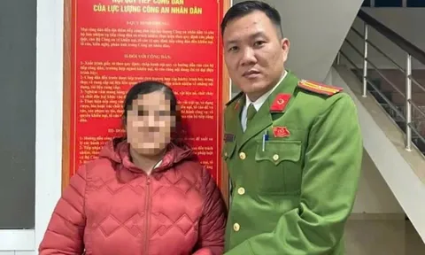 Phân loại quần áo cũ để gửi bà con vùng lũ, người phụ nữ phải vội vàng đi trình báo Công an