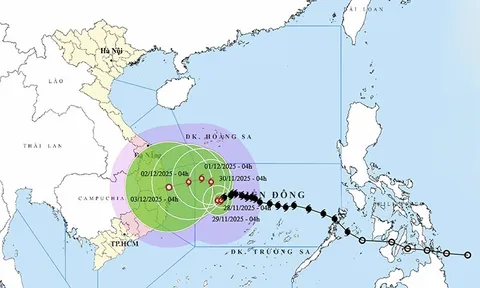 Bão số 15 giật cấp 14, vùng biển miền Trung biển động dữ dội