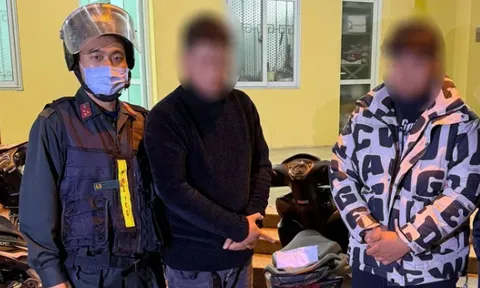 2 thanh niên lượn lờ trên phố lúc giữa đêm với biểu hiện bất thường, tổ công tác kiểm tra liền lộ bí mật trong túi áo