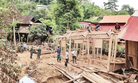 Thủ tướng yêu cầu phát động chiến dịch thần tốc xây, sửa nhà cho người dân bị thiệt hại do mưa lũ