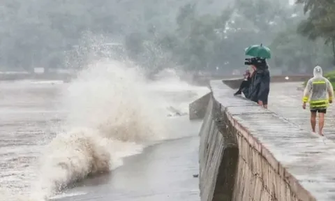 Bão giữa Biển Đông đổi hướng