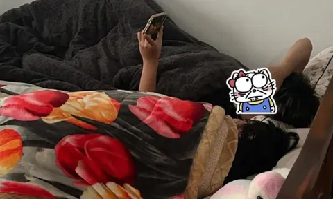 Vừa bên ngoài trở về, cô gái phát hoảng khi thấy cảnh tượng của bạn cùng phòng và người yêu