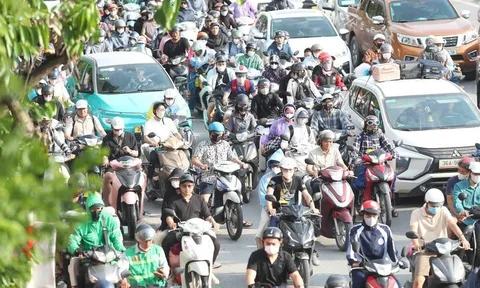 Hà Nội giải bài toán hạ tầng và sinh kế khi chuyển từ xe xăng sang xe điện