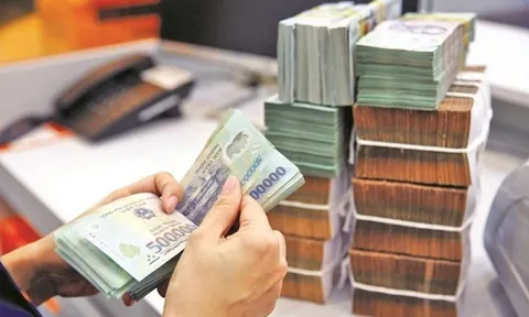 Lãi tiết kiệm giảm mạnh, bất ngờ số tiền người dân đem gửi ngân hàng lấy lãi