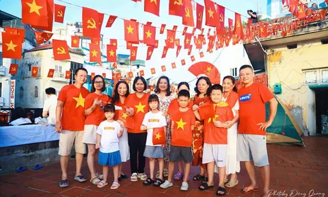 Hoà bình đẹp lắm: Trẻ thơ xuống phố, ngắm nhìn Tổ quốc trong vòng tay cha mẹ