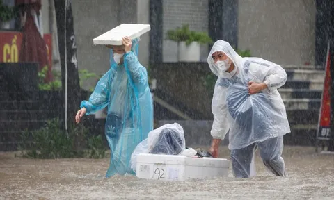 Mưa lớn và ngập sâu, nhiều trường Hà Nội ra thông báo khẩn