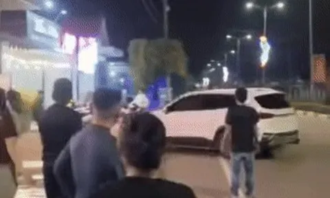Clip: Tài xế ô tô lái xe tông thẳng quán nhậu sau mâu thuẫn, 1 người không liên quan tử vong