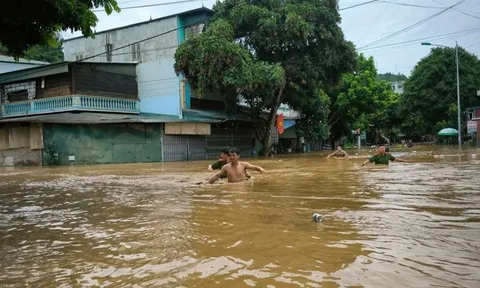 Miền Trung căng mình trước lũ lớn