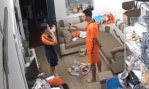 Bố nhờ chú tịch thu điện thoại, hành động bộc phát của bé gái gây sốc