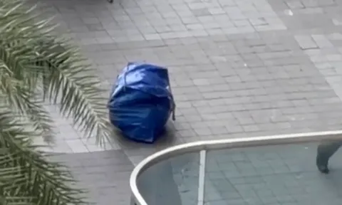 Thấy 2 người đàn ông kéo theo túi màu xanh bất thường, người dân giữ lại kiểm tra liền tá hoả khi thấy thứ bên trong