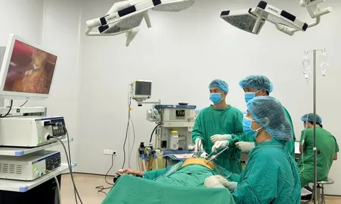 Đau bụng sau khi ngủ, người phụ nữ nhập viện cấp cứu: Bác sĩ lấy ra 1 dị vật đáng sợ