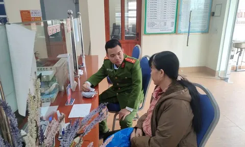 Thấy người phụ nữ cầm nhiều tiền mặt đi chuyển, nhân viên ngân hàng liền báo Công an