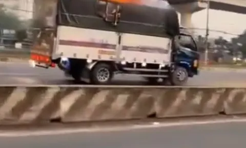Xe tải bốc cháy ngùn ngụt trên đường, bất ngờ phản ứng của tài xế