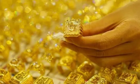 Tin tài chính hôm nay 26/12: Vàng biến động mạnh, USD hạ nhiệt