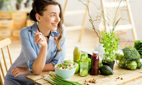Dinh dưỡng mùa hè: Làm sao ăn đủ chất mà vẫn 'nhẹ người'?