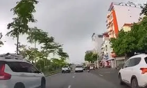 Clip: Tia sét giáng xuống sáng rực góc trời gây chú ý trên mạng xã hội