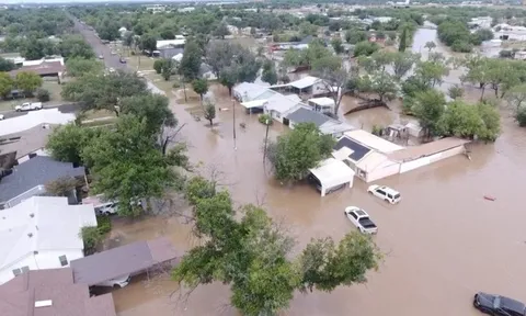 Texas tang thương: Lũ quét cuốn trôi hàng chục sinh mạng, nhiều trẻ em vẫn mất tích