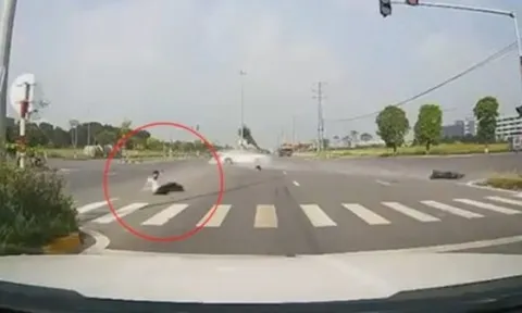 Clip: Đâm văng chục mét vì vượt đèn đỏ, thanh niên "bật dậy" như phim hành động