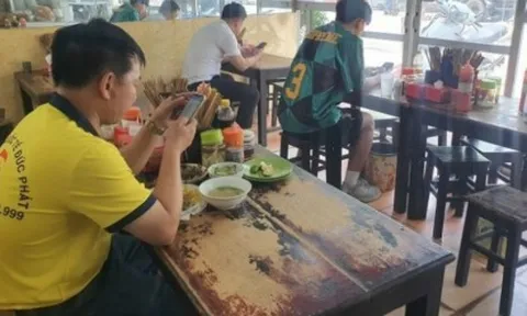 Hàng loạt quán bún, phở thi nhau tăng giá 5.000 đồng/bát, nhiều người đứng ngồi không yên