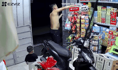 Clip: Khoá cửa đi ngủ mới phát hiện con đang ở ngoài, bố kiểm tra camera mới 'hoàn hồn'